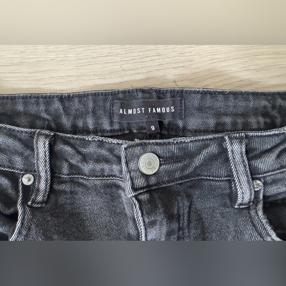 Almost Famous Woman’s shorts 🩳 - Picture 2 of 7